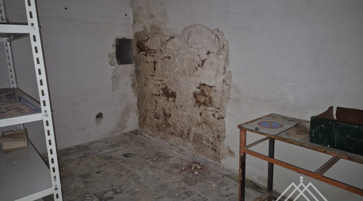 vendesi locale vico votano Martina Franca(2)